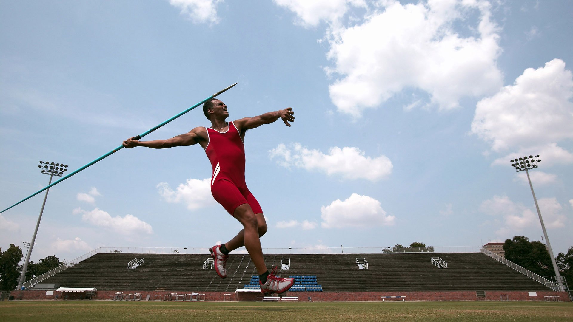 利拉德绝境闪光，马刺鏖战山东诠释篮球唯一性